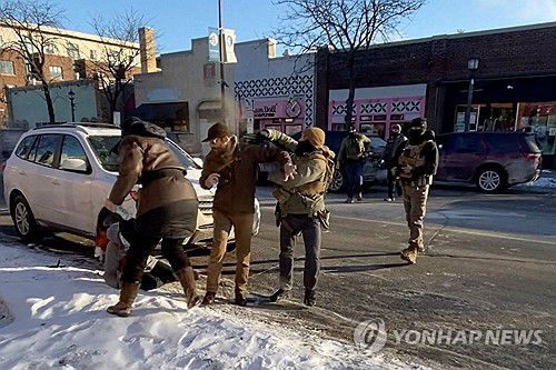 연방 이민단속 요원들과 대치하는 알렉스 제프리 프레티[로이터=연합뉴스. 재판매 및 DB 금지]