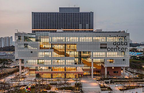 카카오, 자체 데이터센터에 GPU 2천40장 조기 구축(서울=연합뉴스) 카카오는 경기 안산에 있는 자사 데이터센터 기반으로 최신 그래픽처리장치(GPU) 인프라 구축을 성공적으로 진행했다고 29일 밝혔다. 올해 8월 국책사업인 'GPU 확보 사업' 최종 사업자로 선정된 카카오는 정부 지원으로 확보한 최신 GPU 'B200' 2천424장 가운데 2천40장을 자체 데이터센터에 조기 구축했다고 설명했다.     사진은 '카카오 데이터센터 안산' 전경. 2025.12.29 [카카오 제공. 재판매 및 DB 금지] photo@yna.co.kr