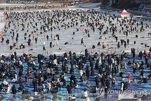 홍천강 꽁꽁축제 인파(홍천=연합뉴스) 강태현 기자 = 강원 대표 겨울 축제인 '2026 홍천강 꽁꽁축제' 마지막 날인 25일 홍천군 홍천읍 홍천강 일원에서 방문객들이 낚시 체험을 하고 있다. 2026.1.25 taetae@yna.co.kr