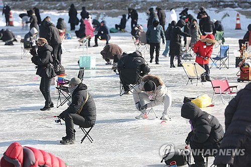 인삼 송어 잡기 삼매경(홍천=연합뉴스) 강태현 기자 = 강원 대표 겨울 축제인 '2026 홍천강 꽁꽁축제' 마지막 날인 25일 홍천군 홍천읍 홍천강 일원에서 방문객들이 낚시 체험을 하고 있다. 2026.1.25 taetae@yna.co.kr