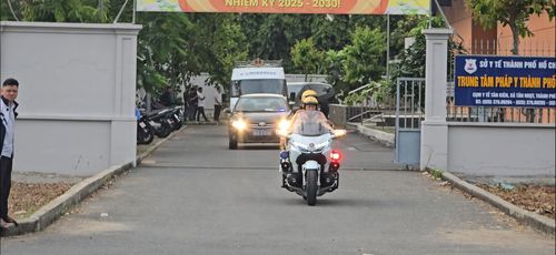 호찌민 공항으로 향하는 이해찬 전 총리 운구 행렬(호찌민=연합뉴스) 박진형 특파원 = 26일(현지시간) 오후 베트남 호찌민시 법의학센터에서 이해찬 민주평화통일자문회의 수석부의장의 시신을 실은 장례차(흰색) 등 차량 행렬이 경찰 오토바이들의 호위 속에서 떤선녓 국제공항으로 향하고 있다.
