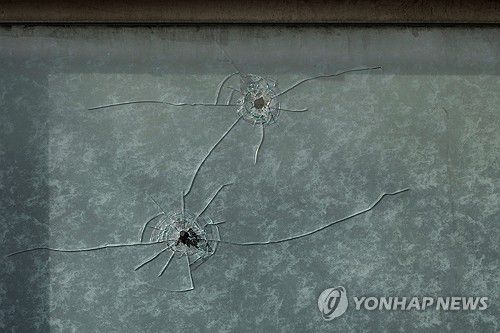 25일 미국 미니애폴리스 알렉스 프레티 사망 사건 현장에 남아있는 총탄 구멍[로이터=연합뉴스. 재판매 및 DB 금지]