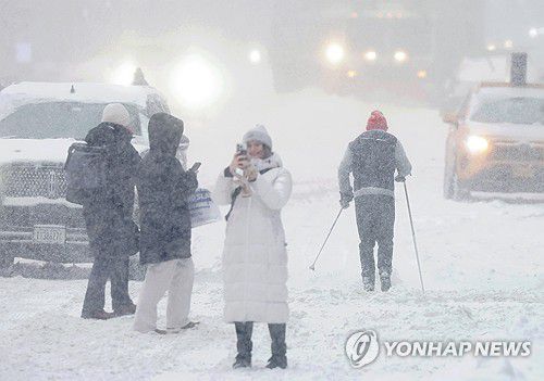 눈 내리는 미국 뉴욕시(뉴욕 UPI=연합뉴스) 눈폭풍이 미국을 휩쓴 25일(현지시간) 뉴욕시 타임스퀘어에서 한 시민이 스키로 이동하고 있다. 2026.1.25