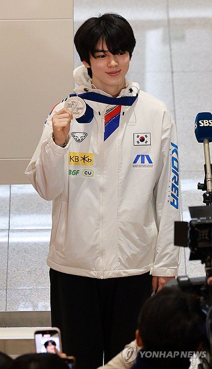 차준환, '값진 은메달입니다'(영종도=연합뉴스) 한종찬 기자 = 중국 베이징에서 열린 4대륙선수권대회를 마친 피겨 스케이팅 대표팀 차준환을 비롯한 선수들이 26일 인천국제공항을 통해 귀국, 은메달을 들어보이고 있다. 2026.1.26 saba@yna.co.kr