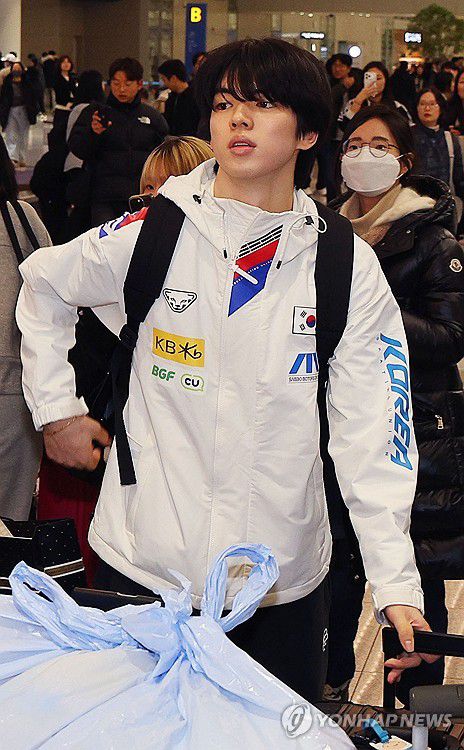 귀국하는 차준환(영종도=연합뉴스) 한종찬 기자 = 중국 베이징에서 열린 4대륙선수권대회를 마친 피겨 스케이팅 대표팀 차준환을 비롯한 선수들이 26일 인천국제공항을 통해 귀국하고 있다. 2026.1.26 saba@yna.co.kr