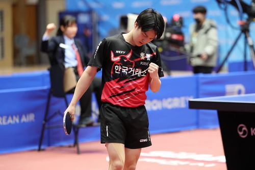 다리에 테이프를 두른 채 경기에 나선 안재현[대한탁구협회 제공. 재판매 및 DB 금지]