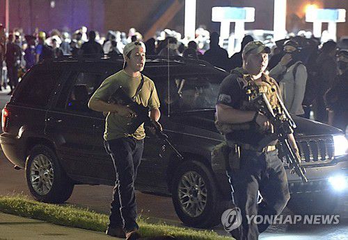 총기를 들고 집단으로 자경활동을 펼치는 칼 리튼하우스(좌측)[AP 연합뉴스 자료사진]
