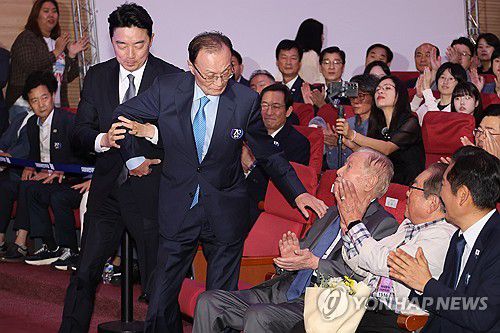 이해찬 상임고문 부축하는 강훈식 비서실장(서울=연합뉴스) 김주성 기자 = 19일 서울 여의도 국회 의원회관에서 열린 '국민과 함께, 당원과 함께 민주 70' 창당 70주년 기념식에서 강훈식 대통령 비서실장이 상임고문인 이해찬 전 총리를 부축하고 있다. 2025.9.19 utzza@yna.co.kr