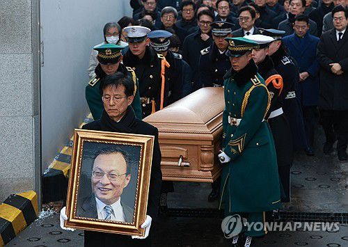 서울대병원 장례식장 안치되는 고 이해찬 전 총리(서울=연합뉴스) 류영석 기자 = 이해찬 전 국무총리의 시신과 영정이 27일 서울 종로구 서울대학교병원 장례식장에 도착해 운구되고 있다. 2026.1.27 [공동취재] ondol@yna.co.kr