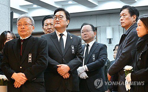 고 이해찬 전 총리 빈소 앞 우원식 의장(서울=연합뉴스) 류영석 기자 = 우원식 국회의장, 더불어민주당 정청래 대표, 김부겸 전 국무총리가 27일 서울 종로구 서울대학교병원 장례식장에서 고 이해찬 전 국무총리의 빈소를 조문하고 있다. 2026.1.27 [공동취재] ondol@yna.co.kr