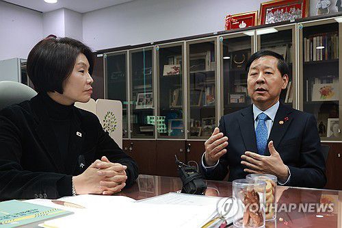 '트럼프 관세 인상 언급' 관련 면담하는 한정애 정책위의장과 구윤철 부총리(서울=연합뉴스) 신현우 기자 = 더불어민주당 한정애 정책위의장과 구윤철 부총리 겸 재정경제부 장관이 27일 국회의원회관 내 한 의원 사무실에서 도널드 트럼프 미국 대통령의 관세 인상 언급과 관련해 면담하고 있다. 2026.1.27 nowwego@yna.co.kr