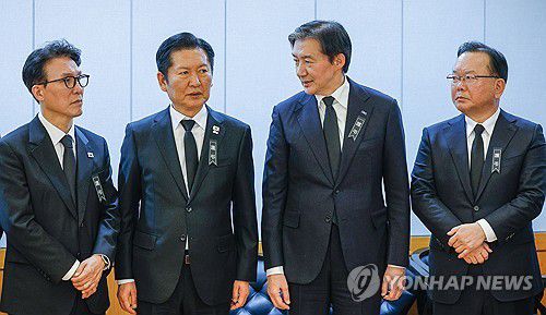 조문객 맞는 김민석-정청래-조국-김부겸(서울=연합뉴스) 27일 서울 종로구 서울대학교병원 장례식장에 마련된 이해찬 전 국무총리의 빈소에서 김민석 국무총리(왼쪽부터), 더불어민주당 정청래 대표, 조국혁신당 조국 대표, 김부겸 전 국무총리가 조문객을 맞이하고 있다. 2026.1.27 [사진공동취재단] photo@yna.co.kr