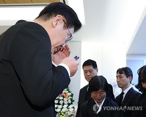 눈물 닦는 이재명 대통령(서울=연합뉴스) 한상균 기자 = 이재명 대통령이 27일 서울 종로구 서울대병원 장례식장에 마련된 고 이해찬 전 국무총리 빈소에서 유가족을 위로한 뒤 눈물을 닦고 있다. 2026.1.27 xyz@yna.co.kr