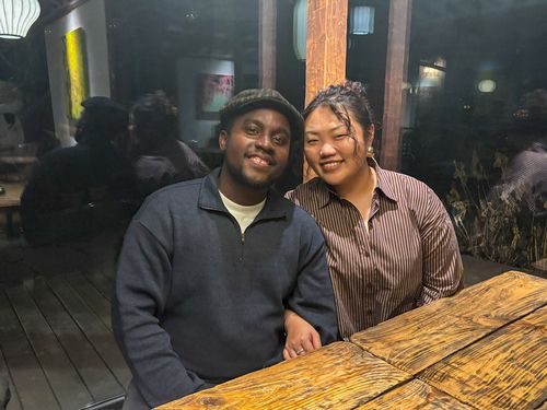 연합뉴스와 인터뷰하는 국제부부 로벨라의 로니 씨(왼쪽)와 벨라 씨(오른쪽)[촬영 임경빈 인턴기자]