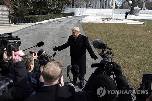 취재진과 대화하는 도널드 트럼프 미국 대통령[워싱턴 EPA=연합뉴스. 재판매 및 DB 금지]