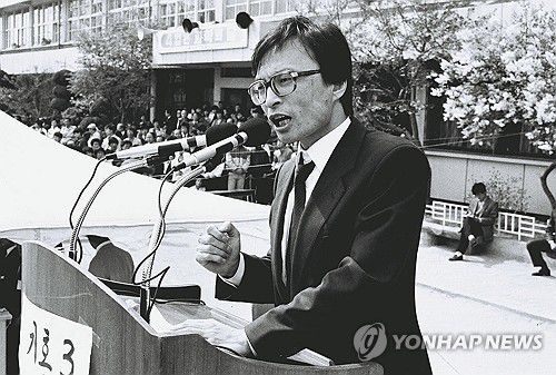 젊은 시절 이해찬 전 총리1988년 3월 31일 제13대 총선에 출마한 관악구 이해찬 후보의 유세. 2026.1.25 [연합뉴스 자료사진] photo@yna.co.kr
