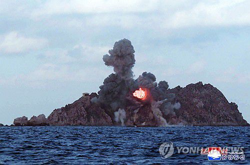 김정은, 대구경 방사포 시험사격 참관(평양 조선중앙통신=연합뉴스) 김정은 북한 국무위원장이 지난 27일 성능을 개량한 대구경 방사포 시험발사를 참관했다고 조선중앙통신이 28일 보도했다. 김 위원장의 딸 주애도 시험사격을 참관했다. 2026.1.28      [국내에서만 사용가능. 재배포 금지. For Use Only in the Republic of Korea. No Redistribution] nkphoto@yna.co.kr