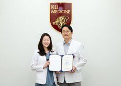 사진 왼쪽부터 배지성 전공의, 임병건 교수