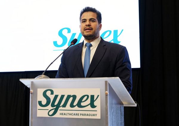 카를로스 누녜스 파라과이 국민당 상원의원이 축사를 하고 있다.