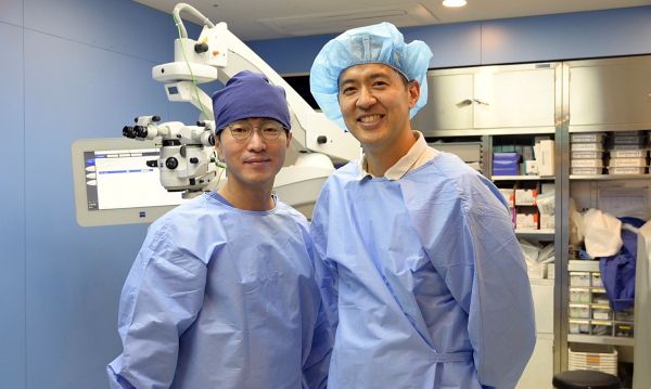 사진 왼쪽부터 최재완 서울센트럴안과 원장, 로버트 창 스탠포드대 교수