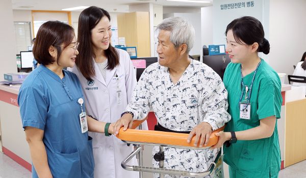 백지연(사진 왼쪽에서 두 번째) 서울아산병원 노년내과 교수와 의료진이 노년 입원 환자의 거동 상태를 살펴보며 허약 수준을 평가하고 있다.