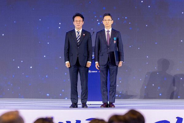 사진 왼쪽부터 허은철 GC녹십자 대표, 이우진 GC녹십자 글로벌사업본부장.