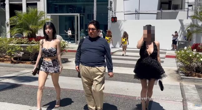 방시혁 하이브 의장으로 추정되는 인물이 미국에서 아프리카TV BJ 과즙세연(본명 인세연)과 함께 있는 모습이 포착돼 화제다. /사진=유튜브 \'I am WalKing\' 캡처