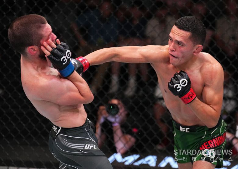 카를로스 에르난데스 vs 데니스 본다르