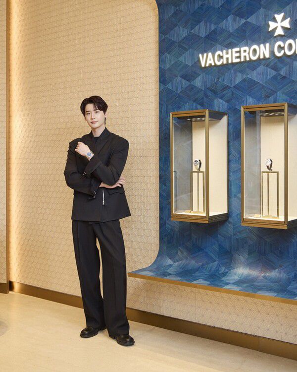 그랜드 오프닝 파티에 참석한 배우 이종석