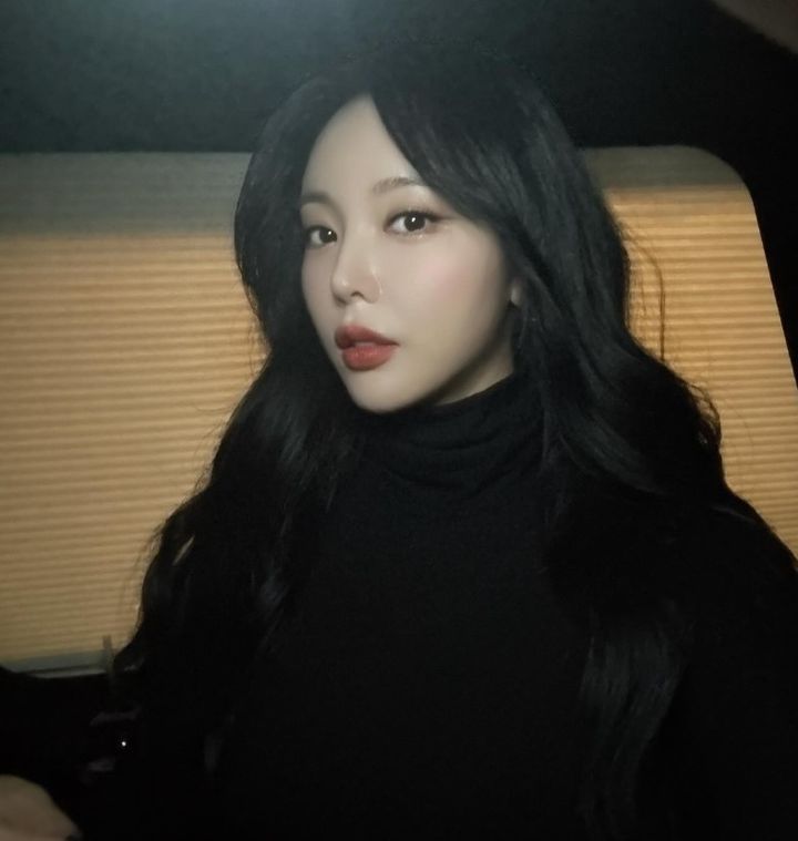 홍진영 근황 공개 블랙 터틀넥으로 전한 세련된 이미지(출처=홍진영 SNS)