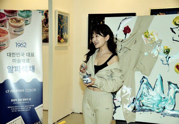 윤송아 작가 라이브페인팅 하는 모습  / ​​​​​​​사진제공 = 김인식