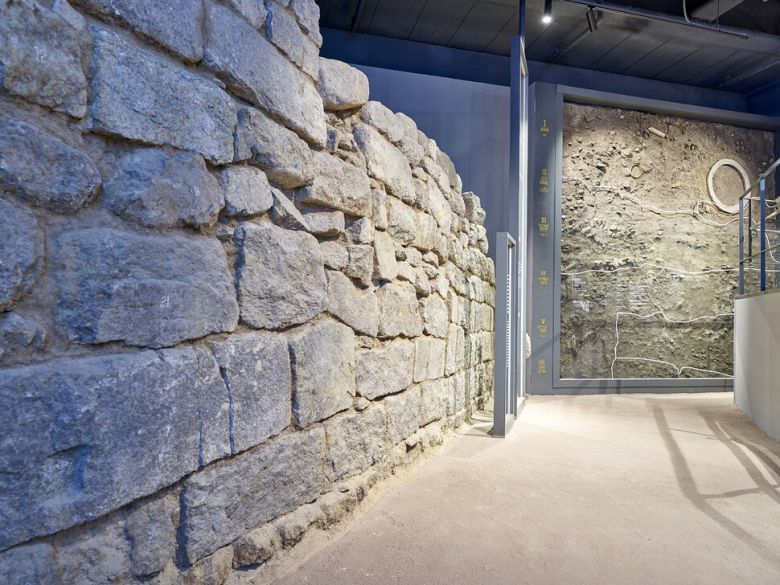 ♣H5옛 이문안길. 높이 3m에 이르는 석축이 옆에 있다. 서울역사박물관 제공