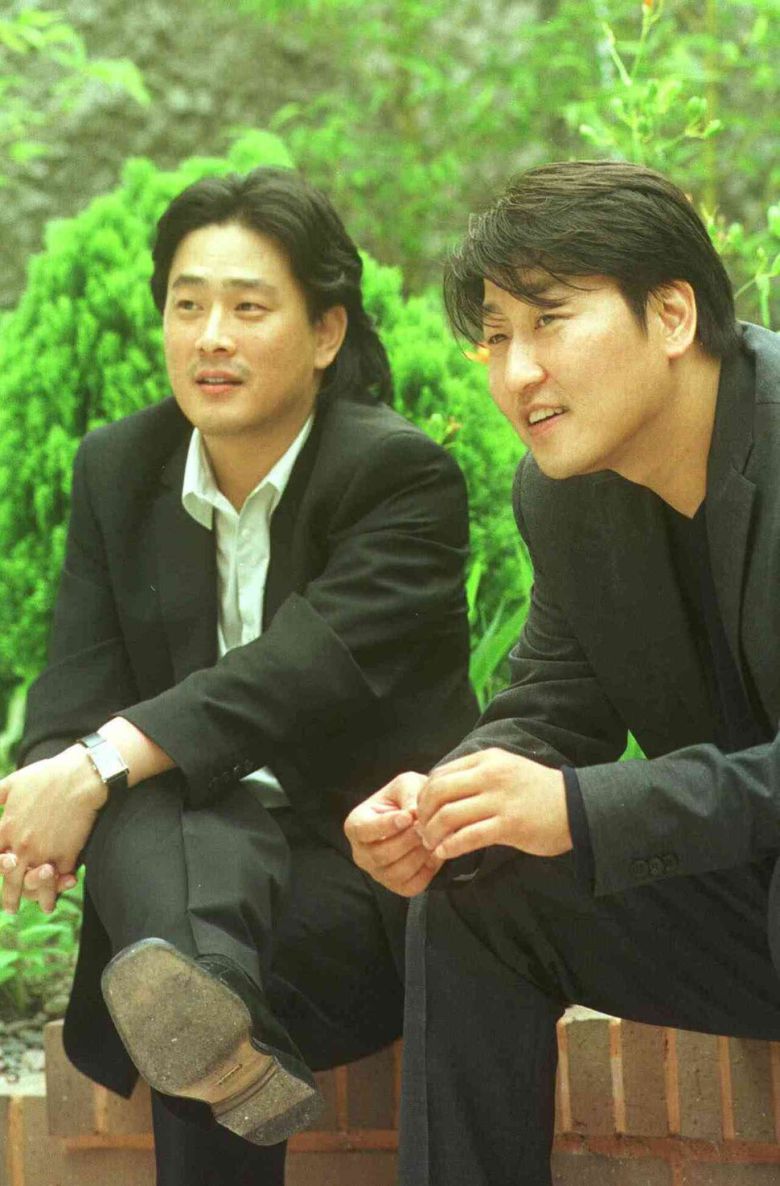 박찬욱은 <공동경비구역 제이에스에이>로 성공을 거둔 뒤 <복수는 나의 것>으로 변신을 시도한다. 김진수 기자가 찍고 2001년 7월27일치 <한겨레>에 실렸다. 송강호도 박찬욱도 젊었다.