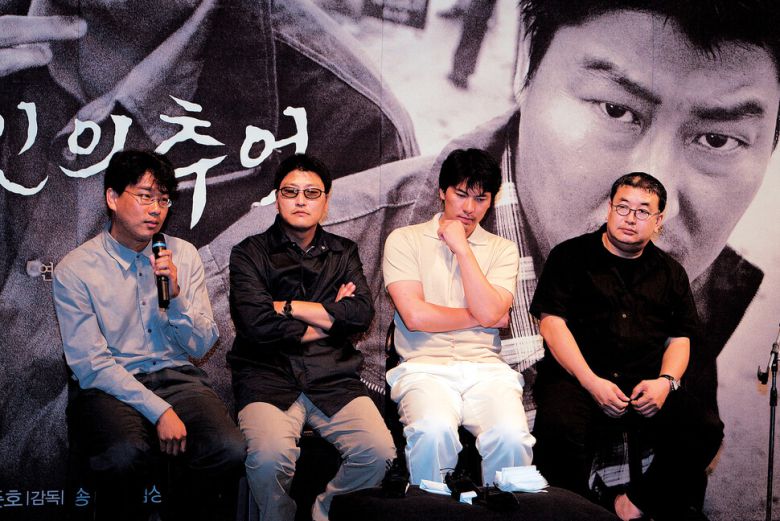 2002년 10월1일치 <씨네21>에는 <살인의 추억> 제작발표회 사진이 실렸다. 사진 속 인물은 봉준호, 송강호, 김상경, 그리고 제작사 대표 차승재다. <한겨레> 2003년 4월26일치에는 봉준호와 박찬욱의 대담 기사가 실렸다. 제목은 “한사람이 미치니까 한국영화 좋아지네”. 제목의 “한사람”이란 바로 제작자 차승재를 가리키는 말이었다.