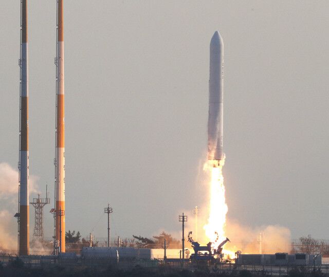 2018년 11월28일 전남 고흥 나로우주센터에서 한국형발사체 ‘누리호’에 장착될 75t 액체로켓 시험발사체가 성공리에 발사되고 있다. <한겨레> 자료사진