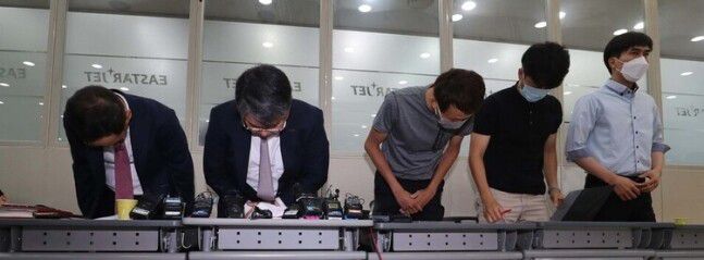 최종구 이스타항공 대표와 김유상 경영본부장, 근로자 대표 등이 29일 오후 강서구 본사에서 이스타항공과 제주항공의 인수·합병 관련 기자회견을 마치고 인사하고 있다. 이스타항공의 창업주인 이상직 더불어민주당 의원은 이날 김 본부장이 대독한 성명서를 통해 자신의 가족이 이스타홀딩스를 통해 보유한 이스타항공 지분을 모두 회사에 헌납하겠다고 밝혔다. 박종식 기자 anaki@hani.co.kr