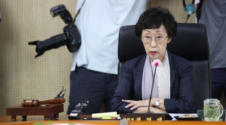 최영애 국가인권위원장이 30일 오전 서울 중구 국가인권위원회에서 열린 2020 제26차 상임위원회에서 발언하고 있다. 이날 상임위원회에서는 박원순 전 서울시장의 성추행 의혹에 대한 직권조사가 결정됐다. 백소아 기자 thanks@hani.co.kr