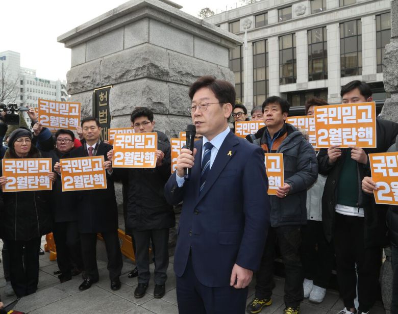 이재명 성남시장이 2017년 2월7일 오후 박근혜 대통령 탄핵심판이 열리고 있는 서울 종로구 계동 헌법재판소 앞에서 긴급기자회견을 열어 “헌재는 국민을 믿고 2월 중 탄핵을 결정해달라”고 촉구했다. 당시 이재명 시장은 국정농단 초기부터 박근혜 대통령 하야 및 탄핵을 정치인 가운데 가장 먼저 주장했다. 이정우 선임기자 woo@hani.co.kr