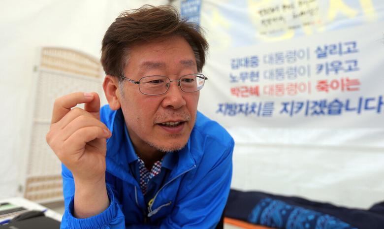 이재명 성남시장은 2016년 청년배당 등 자신의 복지정책이 박근혜 정부에 의해 방해받자 광화문광장에서 이에 항의하는 단식농성을 벌였다. 2016년 6월15일 단식 중 농성장에서 <한겨레>와 인터뷰하고 있는 이재명 당시 시장. 김경호 선임기자 jijae@hani.co.kr