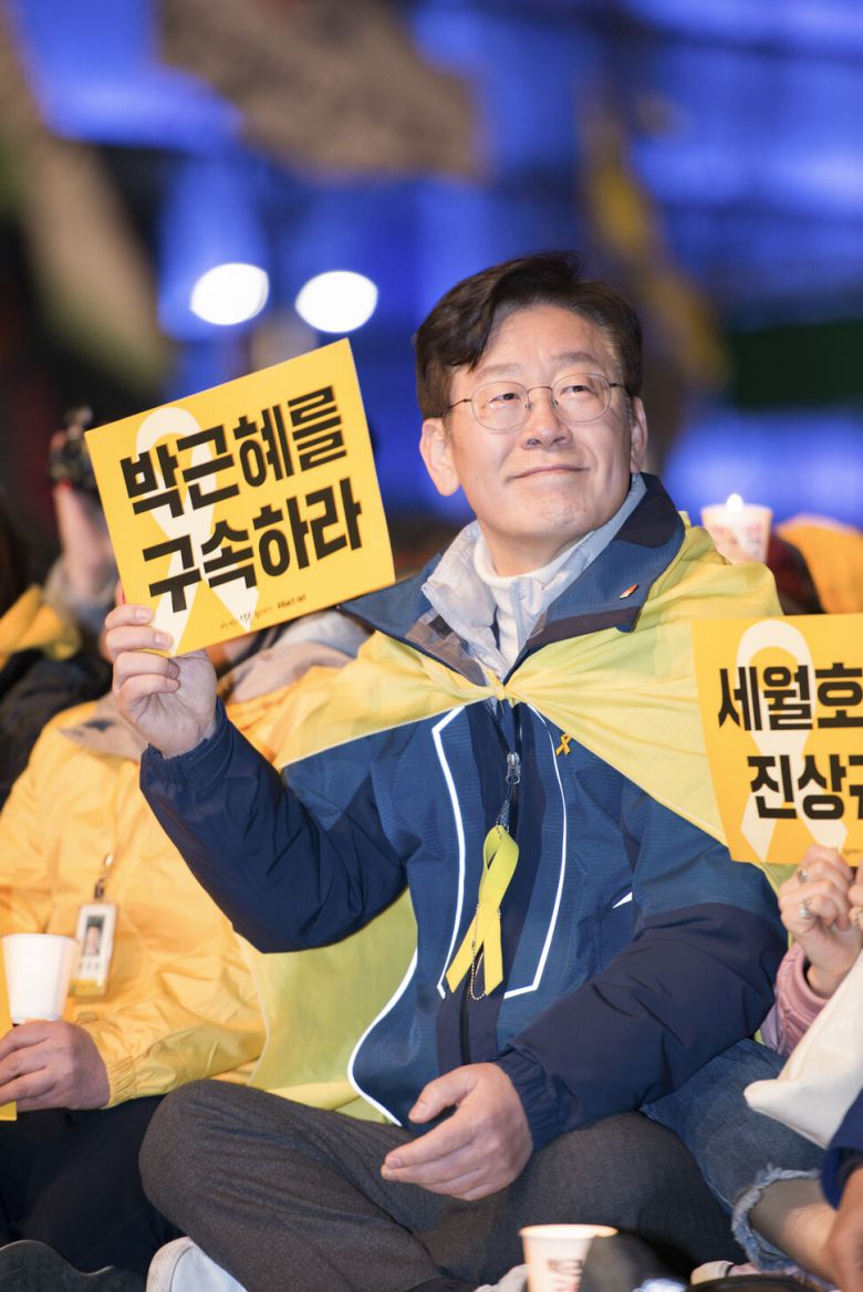 이재명 당시 성남시장이 2017년 초 광화문 촛불집회에 참석해 ‘박근혜 구속하라’는 손팻말을 들고 있다. 이재명 경기도지사 제공