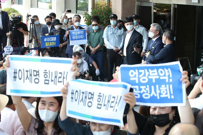 이재명 경기도지사가 지난달 16일 오후 대법원에서 선거법 위반 혐의 무죄 취지의 판결이 나온 뒤 경기도 수원시 경기도청사 앞에서 지지들이 모인 가운데 자신의 입장을 발표하고 있다. 수원/백소아 기자 thanks@hani.co.kr