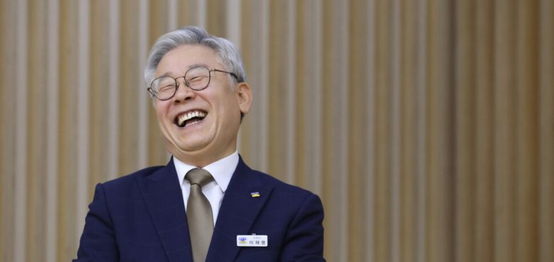 선거법 위반 혐의와 관련해 최근 대법원의 무죄 취지 파기환송 판결로 정치적 족쇄를 벗어난 이재명 경기도지사가 지난달 29일 <한겨레>와 인터뷰하는 도중 활짝 웃고 있다. 수원/장철규 선임기자 chang21@hani.co.kr