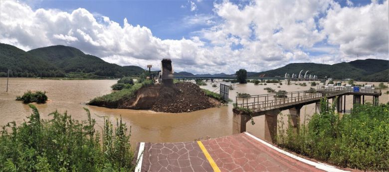 경남 창녕군 이방면 합천창녕보 상류 250m 지점의 낙동강 본류 둑이 지난 9일 새벽 터져서, 관계당국이 긴급 복구작업을 하고 있다. 최상원 기자