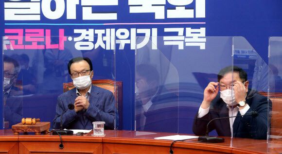 더불어민주당 이해찬 대표 가 21일 오전 서울 여의도 국회 당대표회의실에서 좌석에 칸막이가 설치된 가운데 열린 최고위원회의에서 참석자 발언을 듣고 있다. 연합뉴스