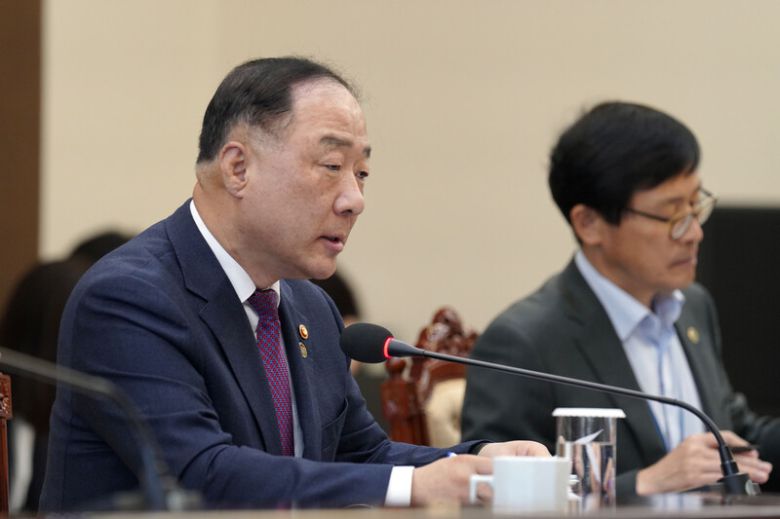 홍남기 부총리 겸 기획재정부 장관. <한겨레> 자료.