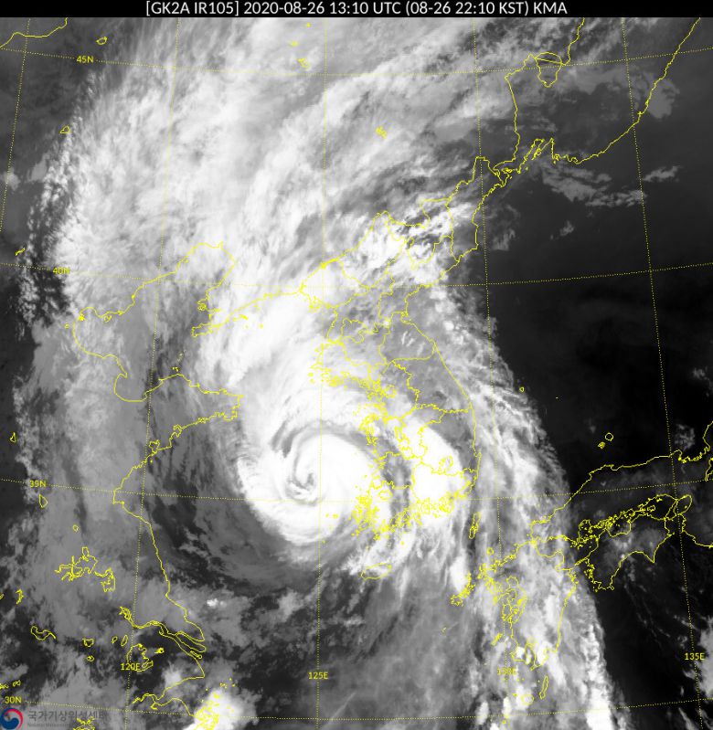 제8호 태풍 ‘바비’가 제주도를 지나 서해상으로 북상하고 있다. 2020년 8월26일 오후 10시께 천리안 위성 2A호가 촬영한 영상. 기상청 국가기상위성센터 제공