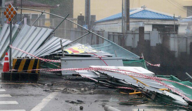 제8호 태풍 ‘바비’가 제주를 강타한 26일 오후 제주시 동한두기길 한 공사장 주변 펜스가 강풍에 쓰러져 있다. 연합뉴스