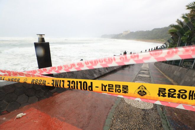 제주도가 제8호 태풍 ‘바비’의 직접 영향권에 들어간 26일 오전 제주 서귀포시 중문해수욕장 입구에 출입금지 라인이 설치돼 있다. 연합뉴스