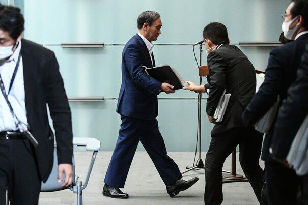 스가 요시히데 관방장관이 31일 일본 총리관저에서 정례 기자회견을 끝내고 정리를 하고 있다. 스가 관방장관은 아직 공식 출마도 하지 않았는데 최근 자민당 내에서 차기 총리로 가장 많이 거론되고 있다. 도쿄/AFP 연합뉴스