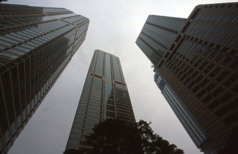 “일부 지역에선 아파트 평수에 따라 어린아이의 친구들이 구분된다는 건 상식이다. 심지어 한국 최고급 아파트인 타워팰리스에도 아픔이 있다. 평수에 따른 차별 때문이라고 한다.” <한겨레21>에 실린 2005년 강준만의 글이다. 김종수 기자가 2002년에 찍은 타워팰리스의 위압적인 모습을 처음으로 공개한다.